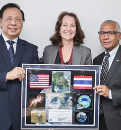 NASA Administrator Charles Bolden (right), USAID Regional Development Mission for Asia Director Beth Paige (center) and Dr. Bhichit Rattakul, Special Advisor to ADPC launched the SERVIR-Mekong project in Bangkok on 31 August 2015. (Photo: Phuriwat Photography)